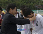 축구선수들에게 메달을 걸어주고 있는 부시장님사진(00002)