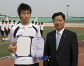 상장과 상패를 들고있는 축구선수와 기념사진을 찍고 있는 부시장님3사진(00011)