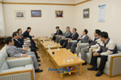 마주보며 앉아서 대화을 나누시는 의원님들과 문동신 시장님1사진(00005)