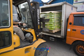 지게차로 쌀을 운송트럭에 옮겨넣는 모습2사진(00009)