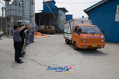 배달가는 차량을 향해 인사하는 직원들의 모습사진(00011)
