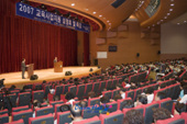 시민문화회관에서 교육사업지원 설명을 하시는 문동신 시장님과 관객석에 참석한 시민들의 모습7사진(00009)