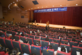 시민문화회관에서 교육사업지원 설명을 하시는 문동신 시장님과 관객석에 참석한 시민들의 모습9사진(00012)