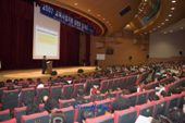 프레젠테이션을 통해 교육사업지원 특강을 하시는 강사님과 참석한 시민들의 모습사진(00015)