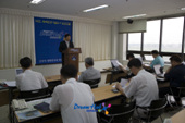 교육지원사업관련 기자회견을 하시는 부시장님과 기자들의 모습2사진(00005)
