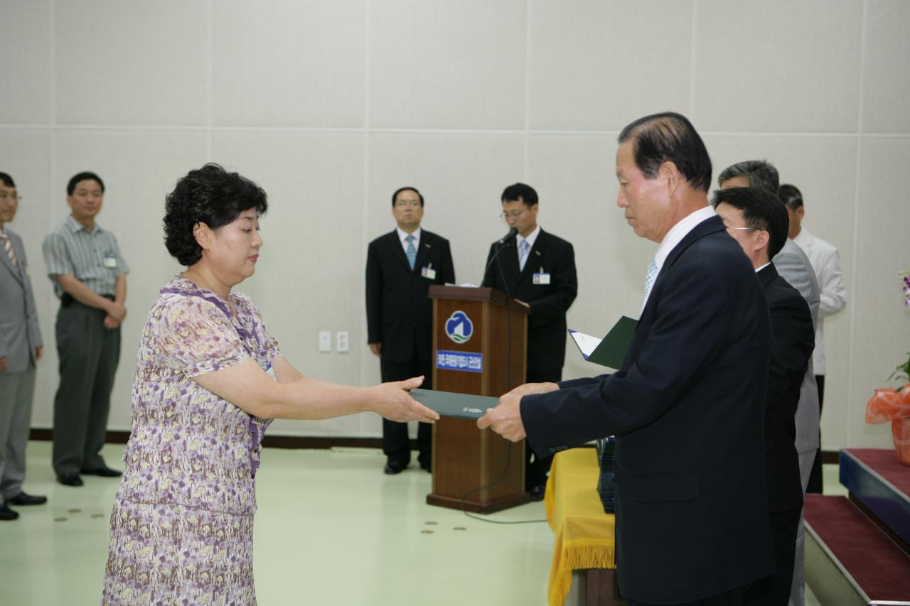 사령장을 교부하시는 문동신 시장님3