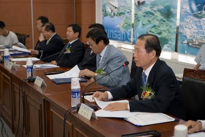 군장국가산업단지 입주기업 투자협약 체결식에서 말씀하시는 문동신 시장님과 의원님들의 모습1