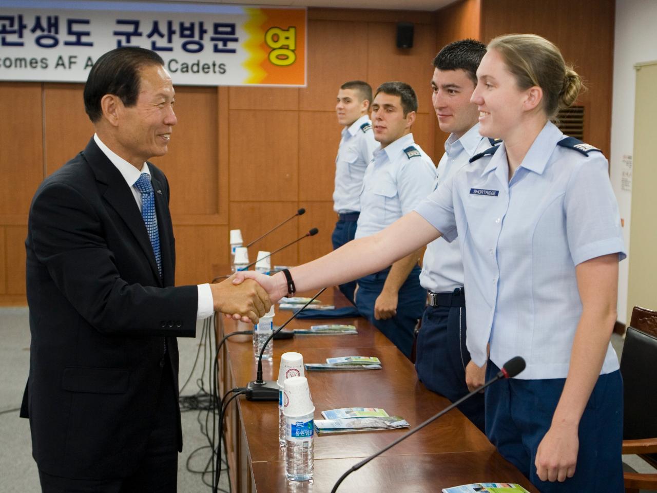 방문한 미공군 사관생도와 악수하시는 문동신 시장님1