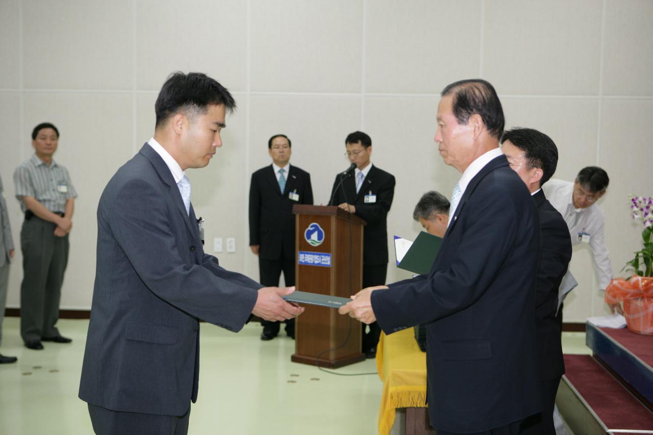 사령장을 교부하시는 문동신 시장님2