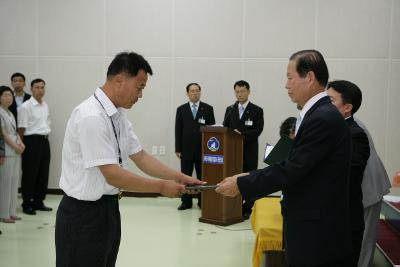 사령장을 교부하시는 문동신 시장님1