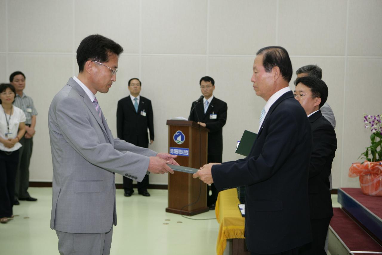 사령장을 교부하시는 문동신 시장님15