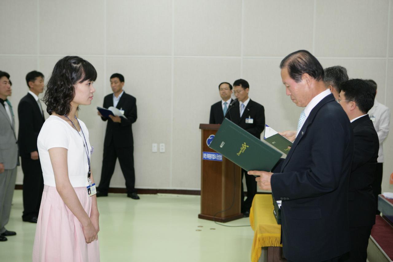 사령장을 교부하시는 문동신 시장님12