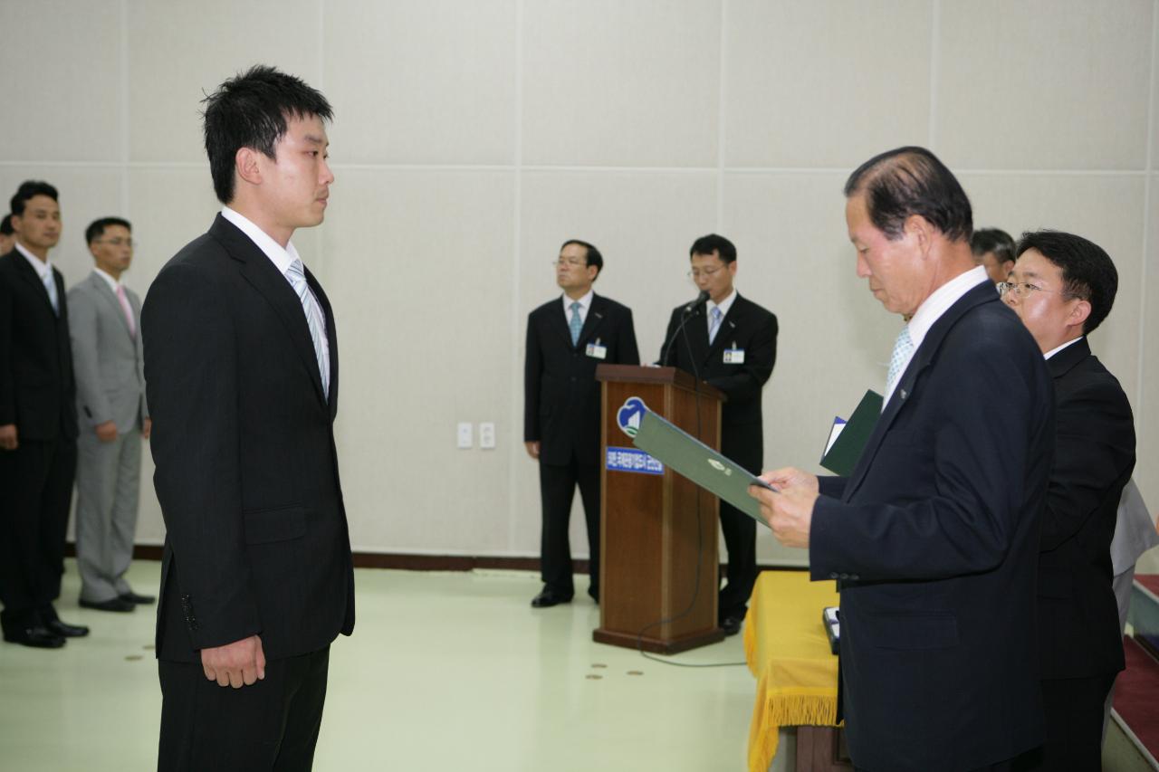 사령장을 교부하시는 문동신 시장님17