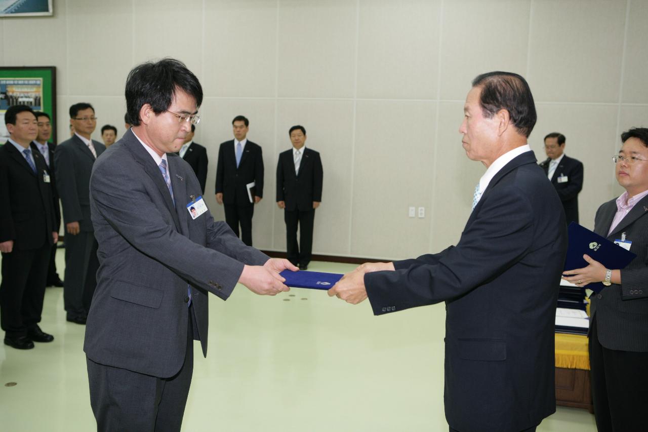 사령장을 교부하시는 문동신 시장님2