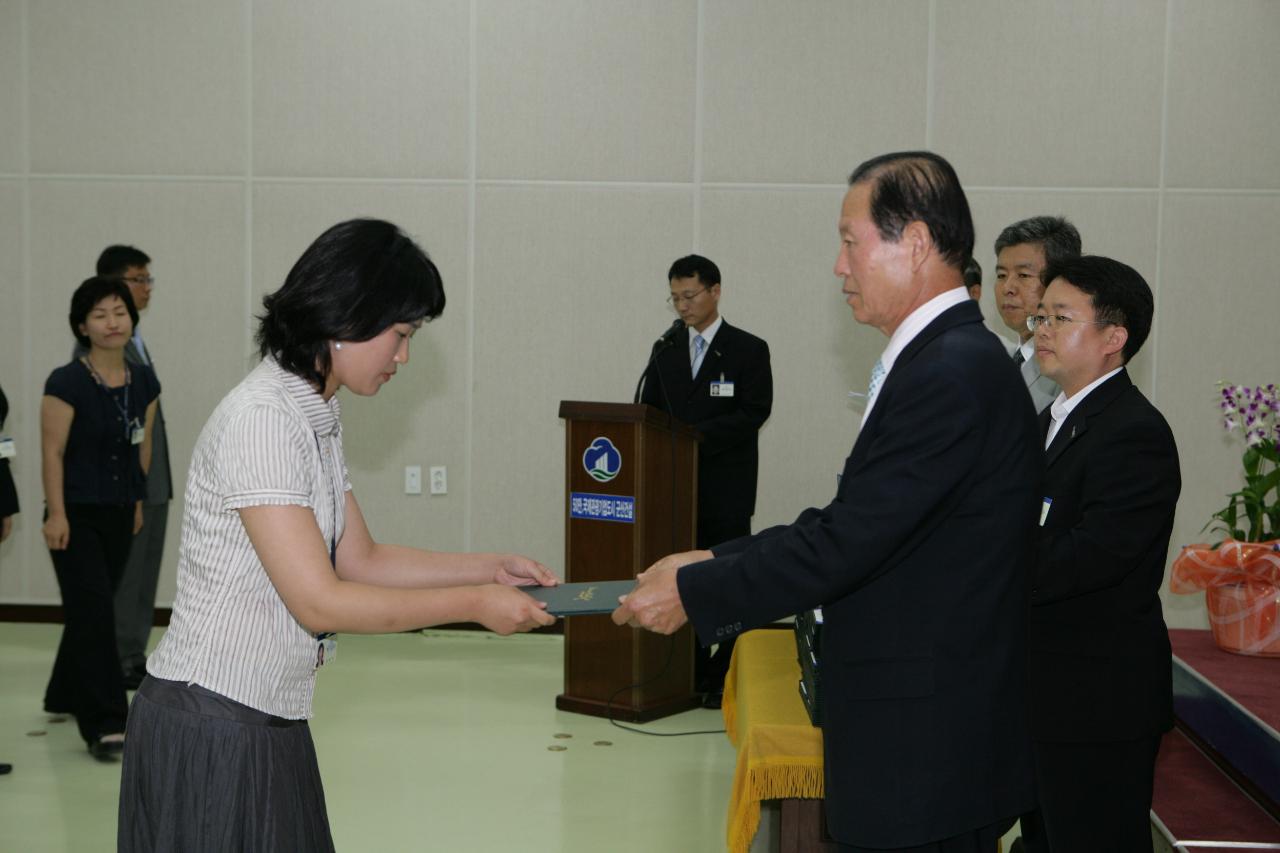 사령장을 교부하시는 문동신 시장님1