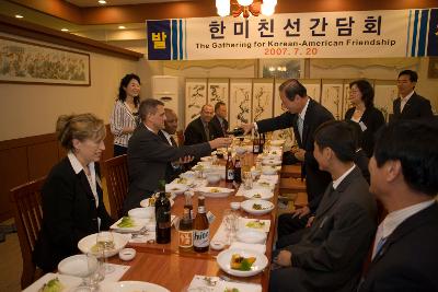 외국인 대사에게 포도주를 따라주시는 문동신 시장님