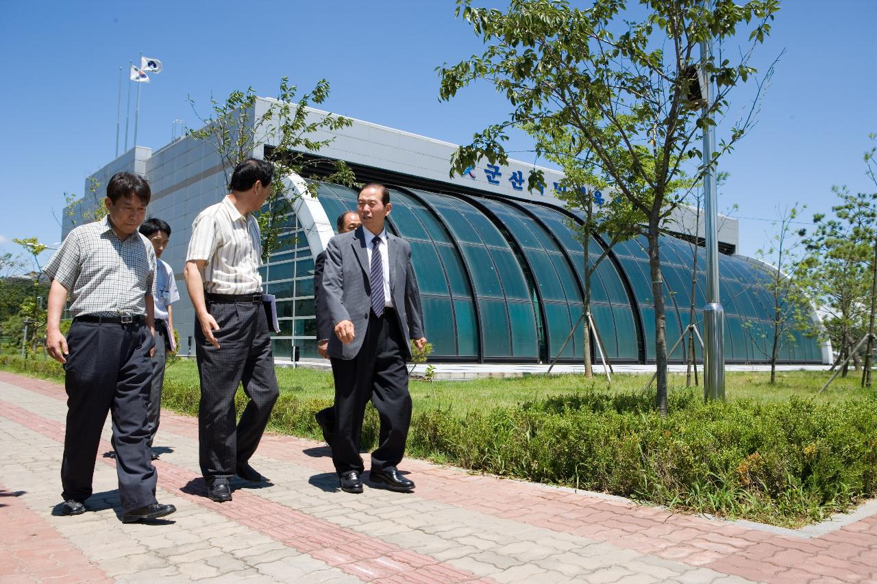 국민체육센터 건물 밖을 시찰하시는 문동신 시장님과 관계자들