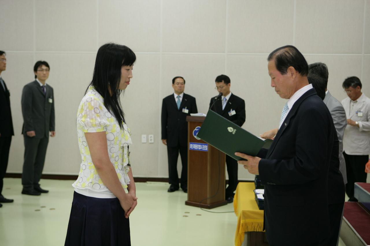 사령장을 교부하시는 문동신 시장님2