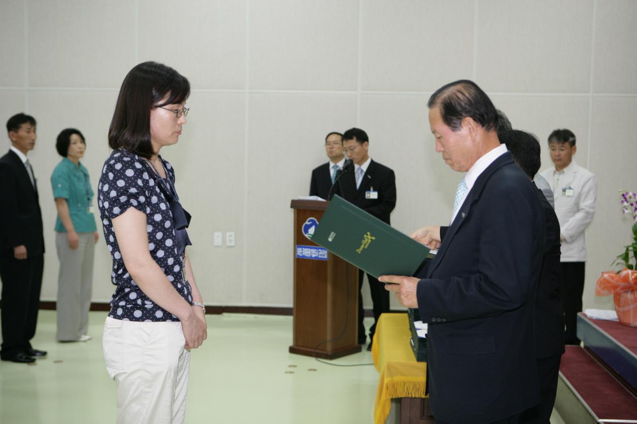 사령장을 교부하시는 문동신 시장님13