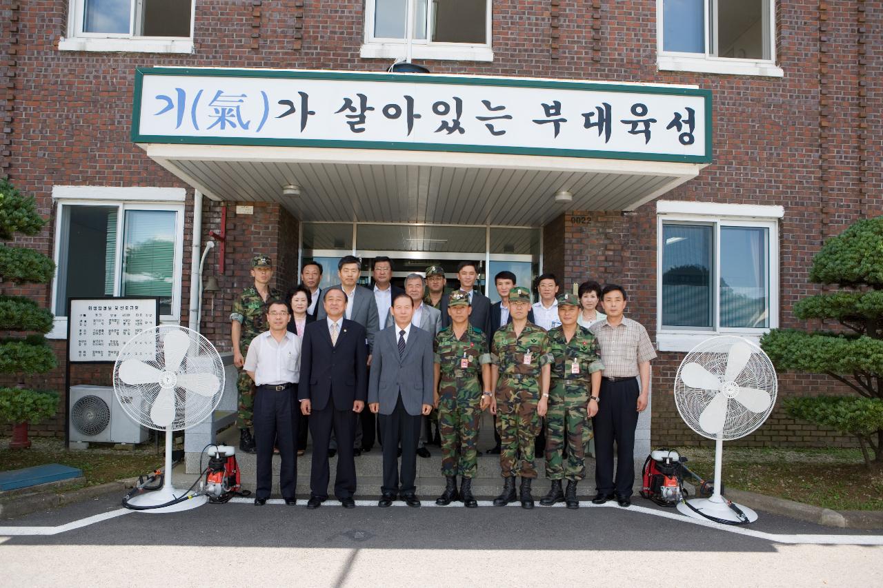 106연대 방문 기념 대표들과 사진찍으신 문동신 시장님1