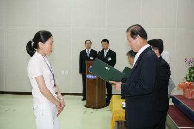 사령장을 교부하시는 문동신 시장님13