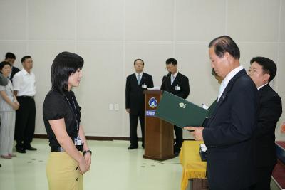 사령장을 교부하시는 문동신 시장님5