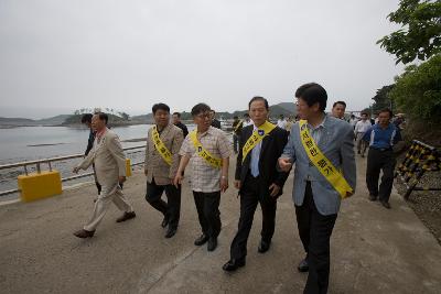 선유도 주민과 대화하며 선착장을 나오시는 문동신 시장님2