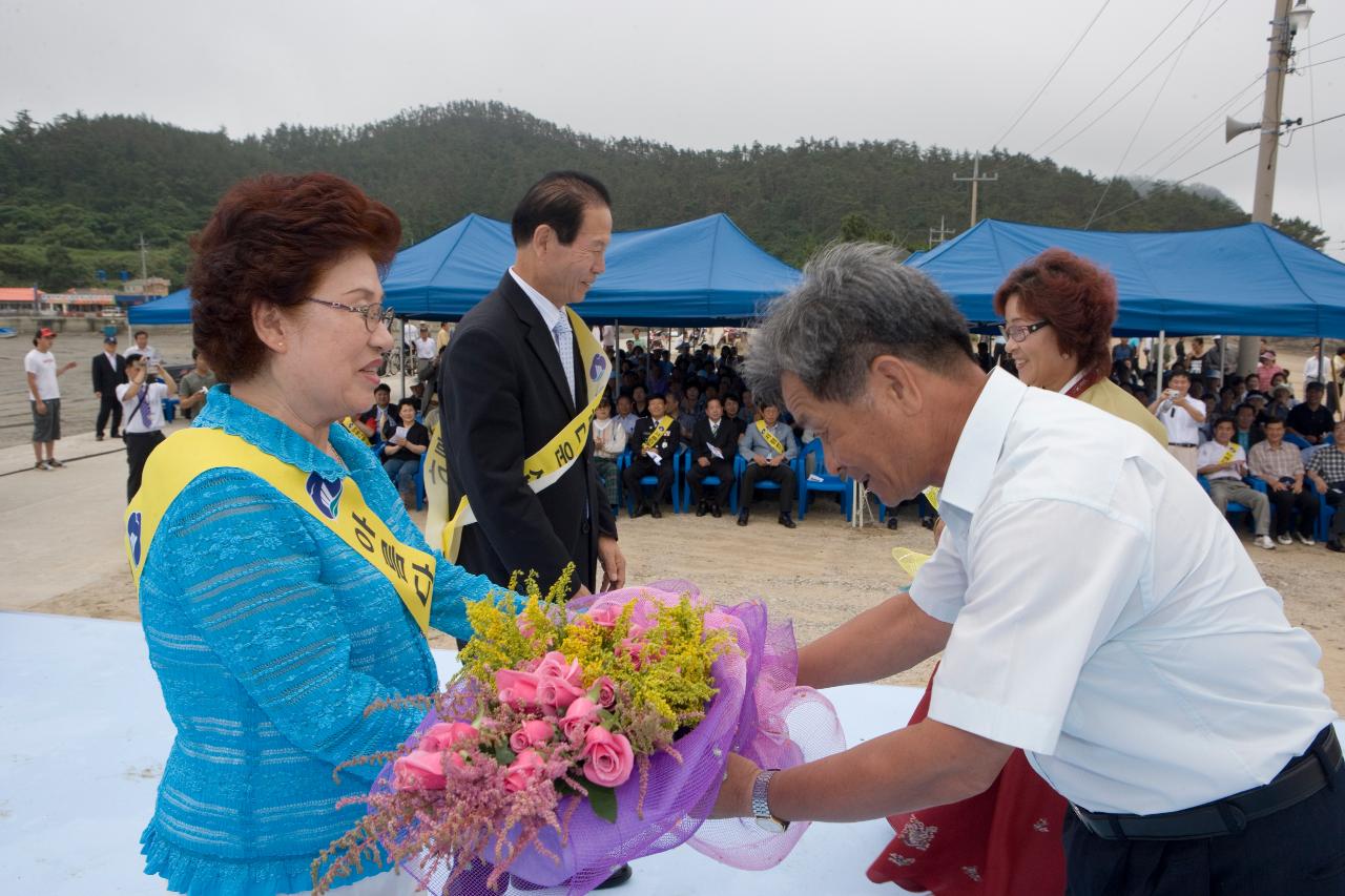 꽃다발을 받으시는 이용선 여사님1