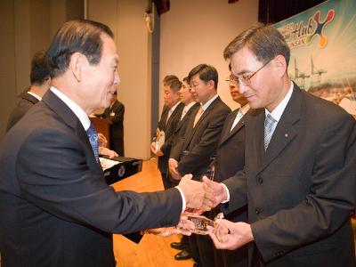 상패를 수여하시고 직원과 악수하시는 문동신 시장님6