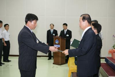 사령장을 교부하시는 문동신 시장님9