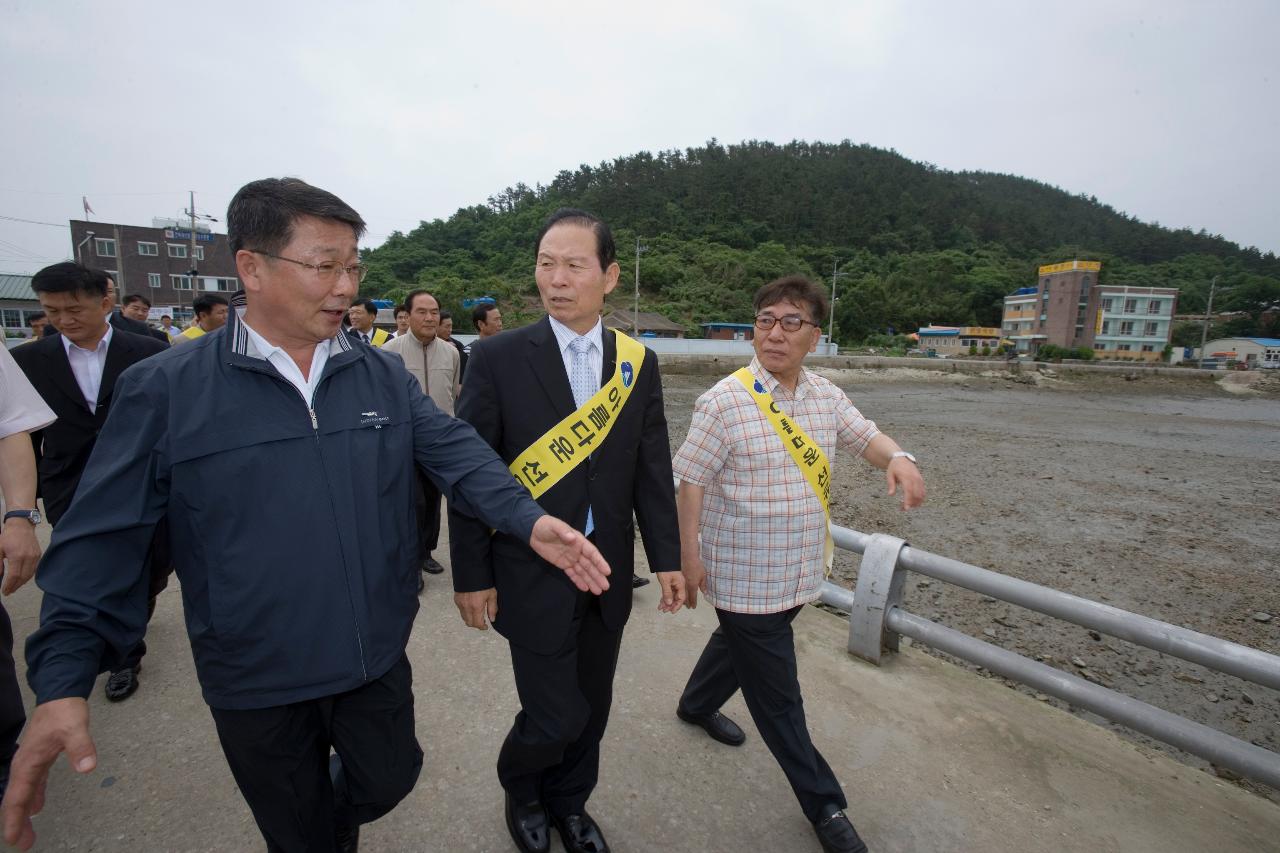 선유도 주민과 선유도를 둘러보시는 문동신 시장님2