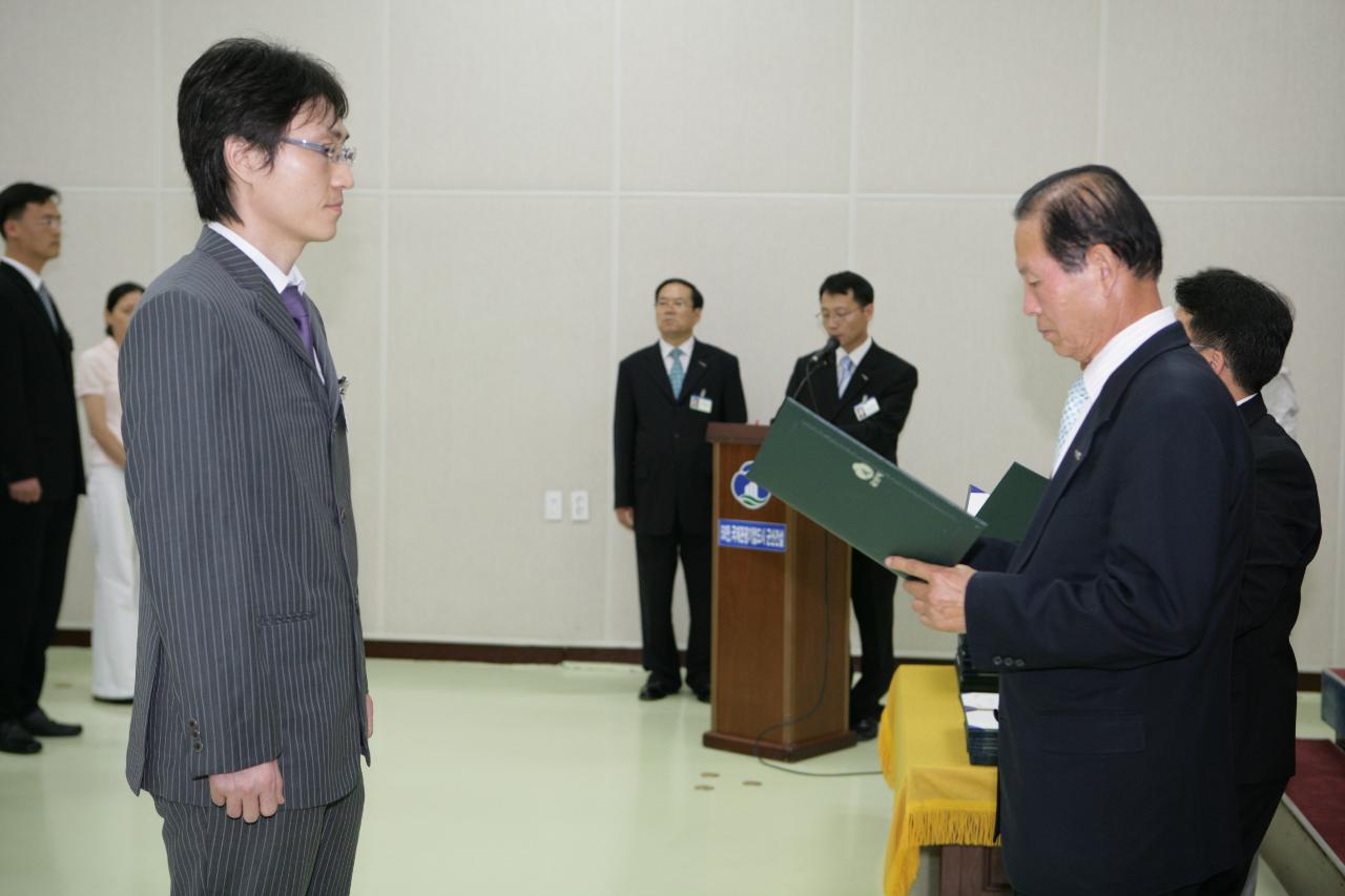 사령장을 교부하시는 문동신 시장님3