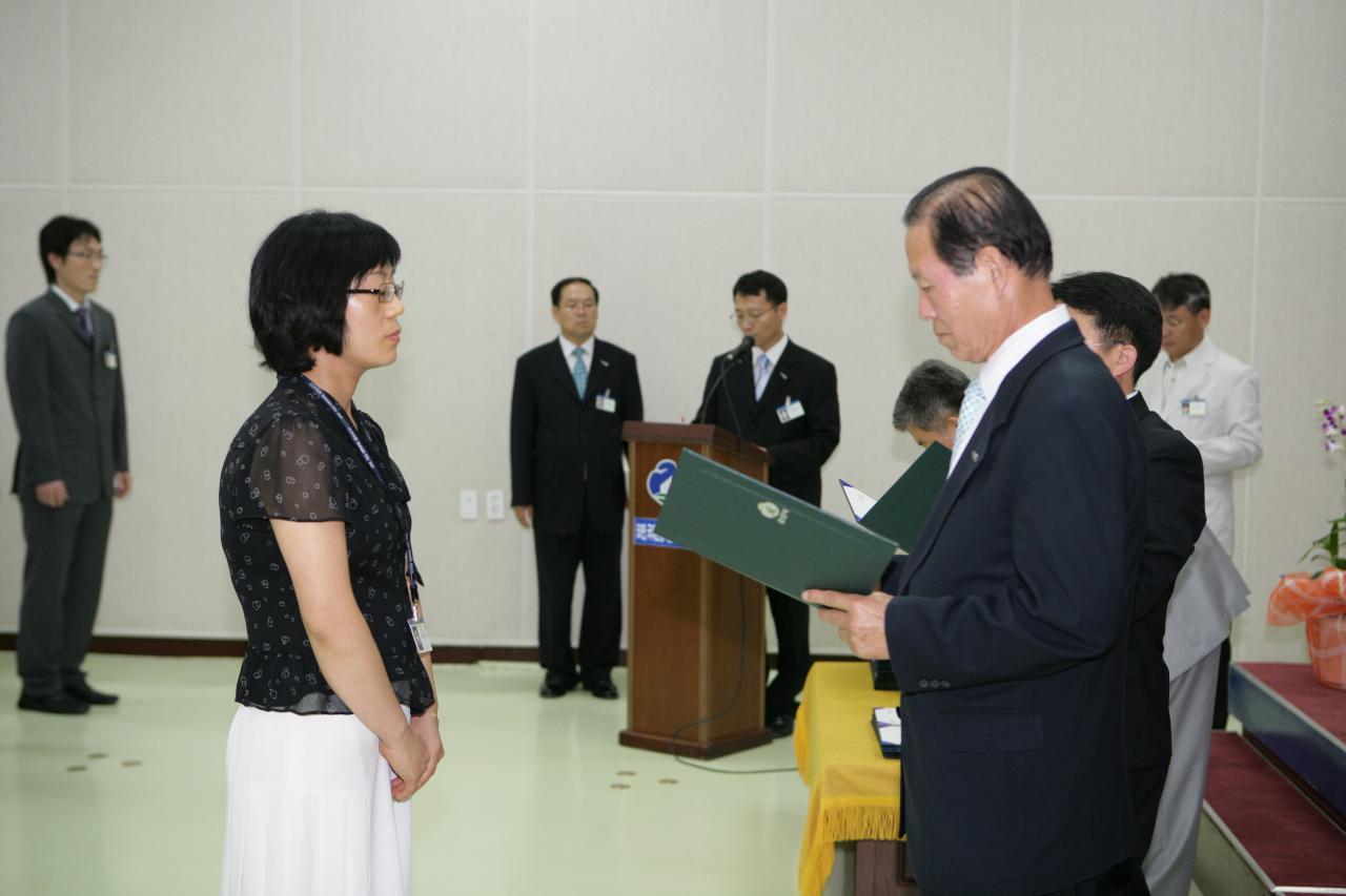 사령장을 교부하시는 문동신 시장님16