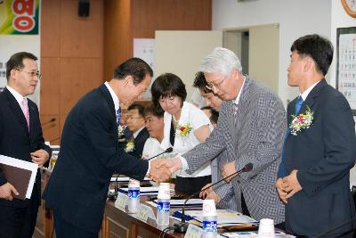 군장산단입주기업 투자협약식 참석한 기업대표들과 악수하시는 문동신 시장님1