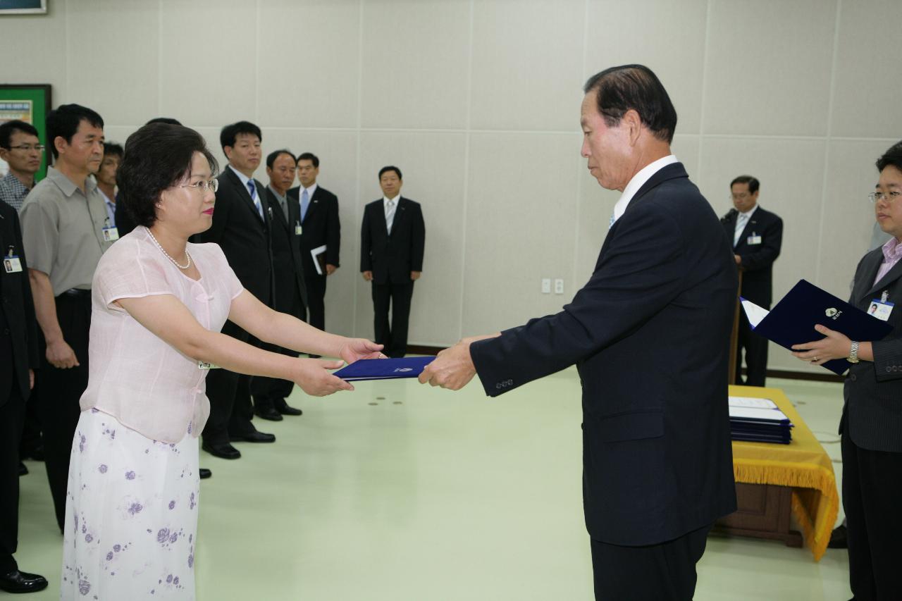 사령장을 교부하시는 문동신 시장님14