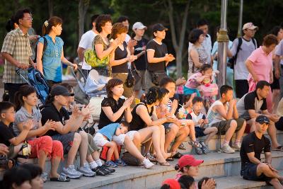 공연을 보러 온 시민들의 모습2