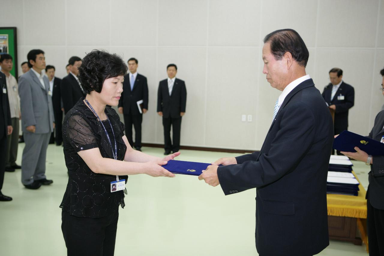 사령장을 교부하시는 문동신 시장님15