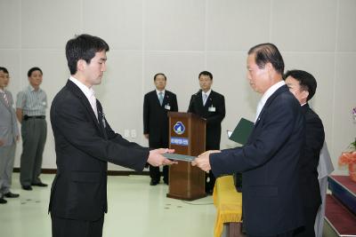 사령장을 교부하시는 문동신 시장님1