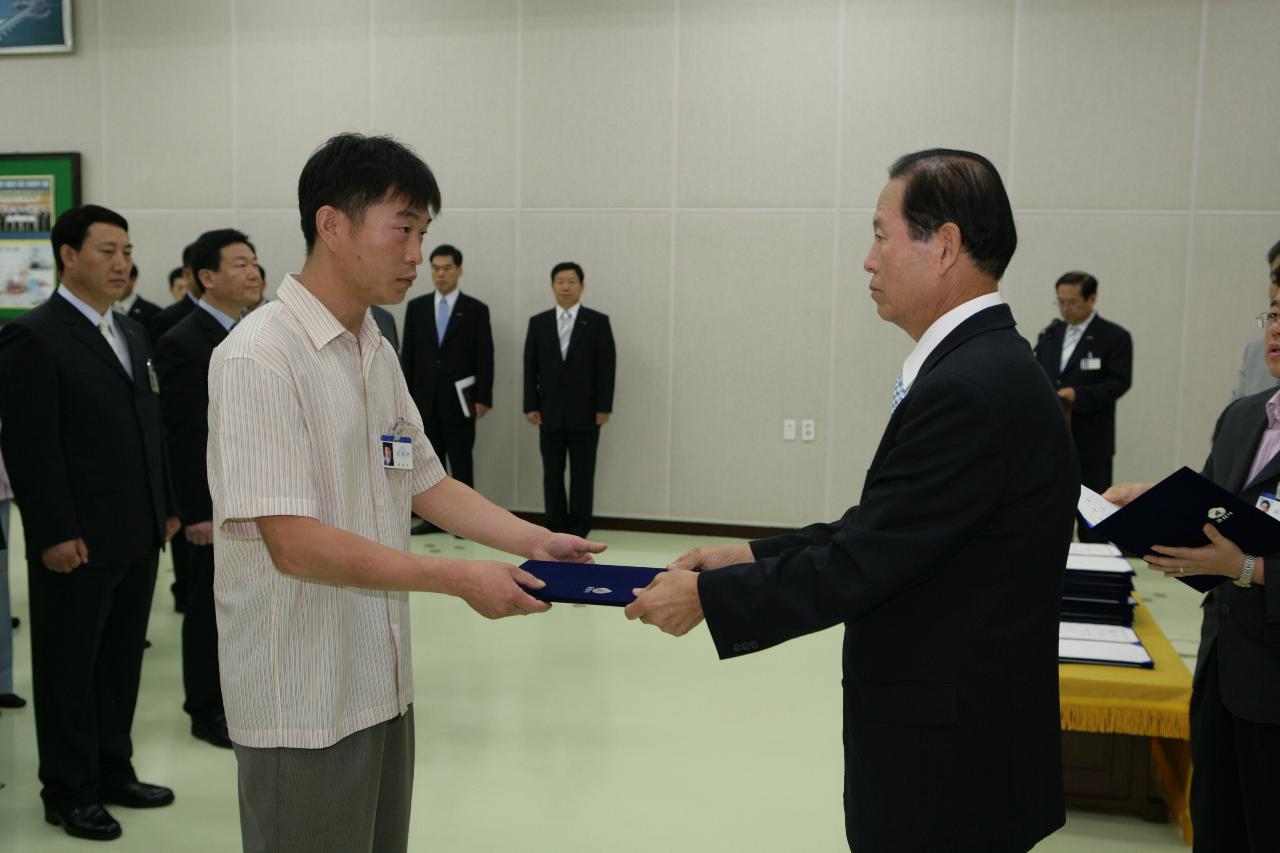 사령장을 교부하시는 문동신 시장님7