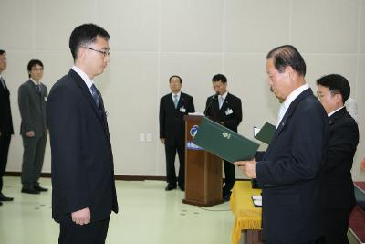 사령장을 교부하시는 문동신 시장님1