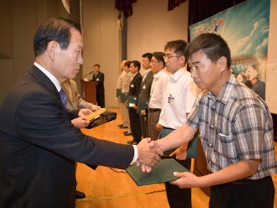 상장을 수여하고 직원과 악수하시는 문동신 시장님11