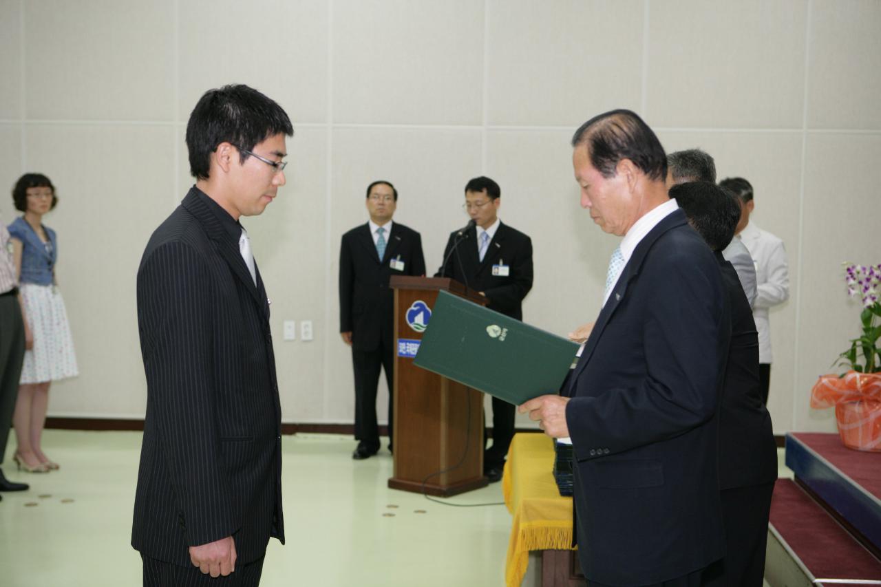 사령장을 교부하시는 문동신 시장님1