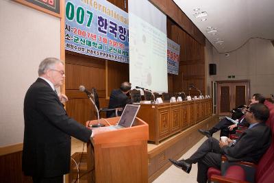 군산항 학술세미나 분과별 발표를 하는 외국인 대표들2