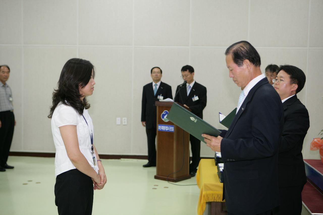 사령장을 교부하시는 문동신 시장님1