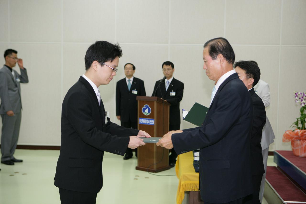 사령장을 교부하시는 문동신 시장님13