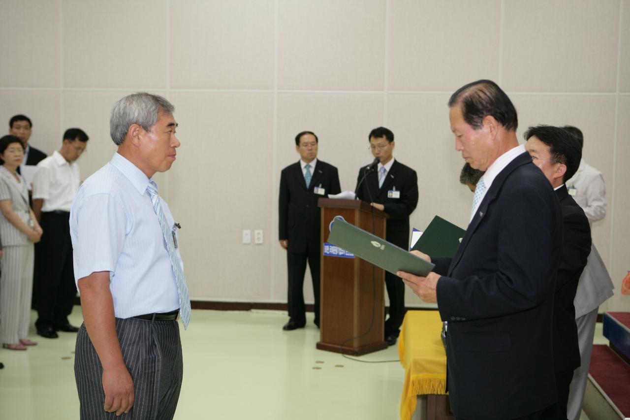 사령장을 교부하시는 문동신 시장님4