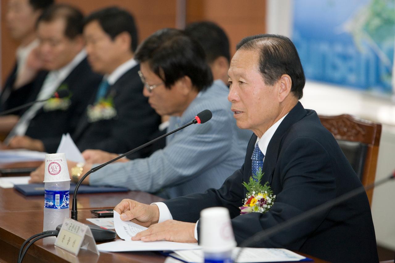 군장국가산업단지 입주기업 투자협약 체결식에서 말씀하시는 문동신 시장님과 의원님들의 모습2