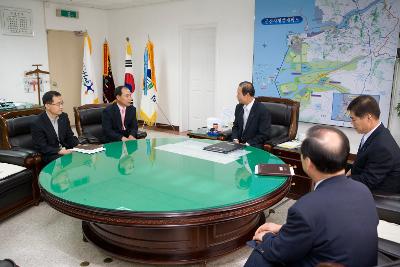 시장실에서 하이원골프장대표와 대화를 나누시는 문동신 시장님과 직원들의 모습1