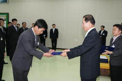 사령장을 교부하시는 문동신 시장님8