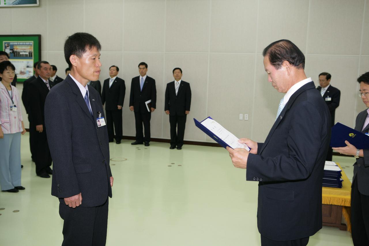 사령장을 교부하시는 문동신 시장님13